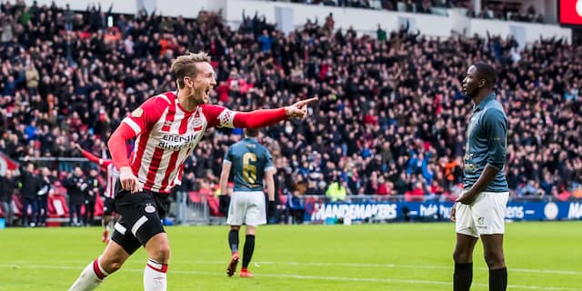 Jubilaris De Jong helpt PSV met hattrick aan klinkende ...