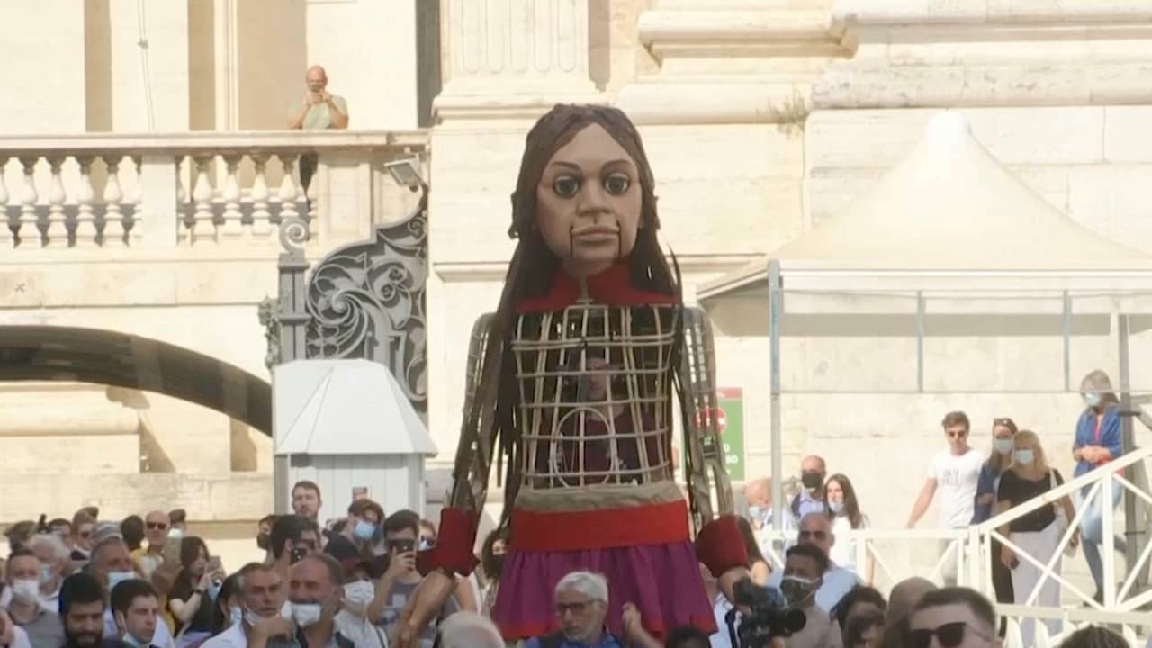 Beeld uit video: Gigantische pop van jonge vluchteling bezoekt Vaticaanstad