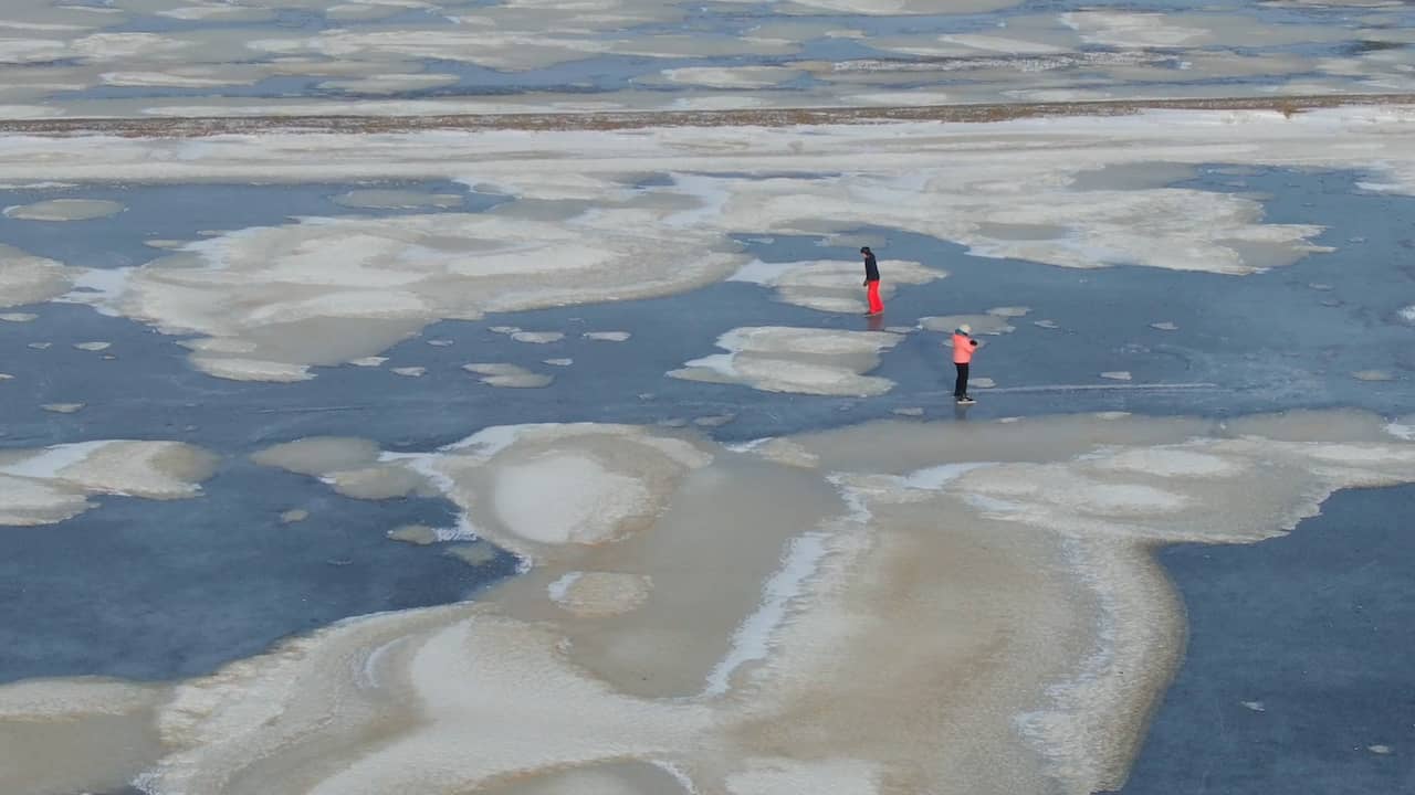 Beeld uit video: Drone filmt schaatsers op natuurijs in Friesland