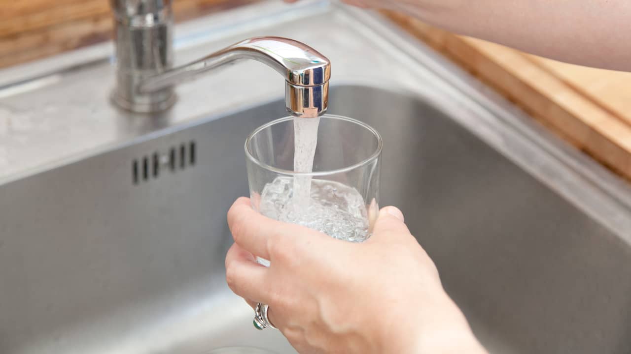 Kaal Triviaal oortelefoon Waarom flessenwater kopen als er goedkoop drinkwater uit de kraan komt? |  Eten en drinken | NU.nl