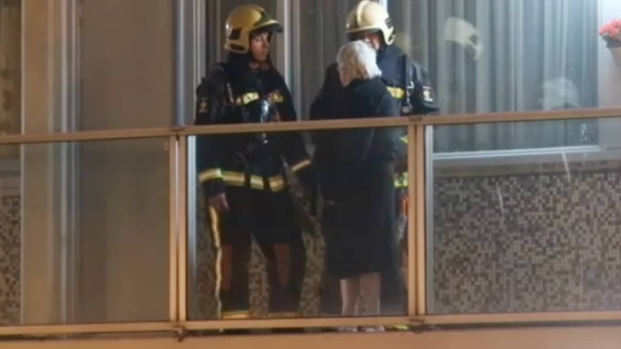 Beeld uit video: Brandweer ontruimt flat in Leiden