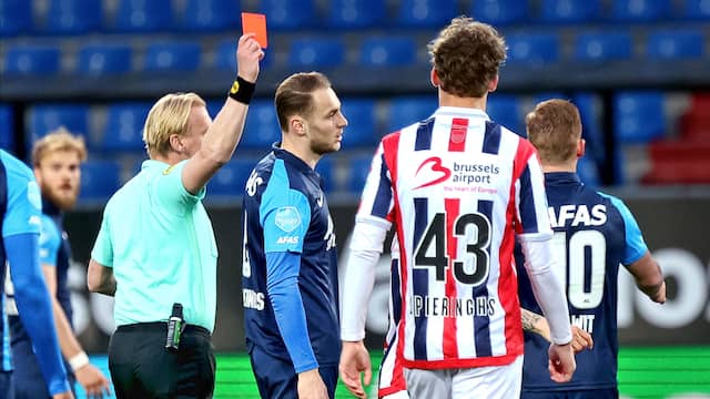 Scheidsrechter Kevin Blom geeft Teun Koopmeiners rood.