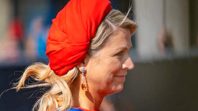 Het lijkt er op dat de koningin net als vorig jaar ervoor heeft gekozen een deel van haar outfit te recyclen: de turban lijkt erg op een hoofddeksel dat ze eerder droeg.