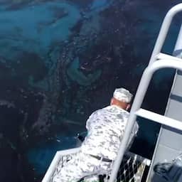Video | Thaise marine verwijdert tienduizenden liters olie uit zee na lek