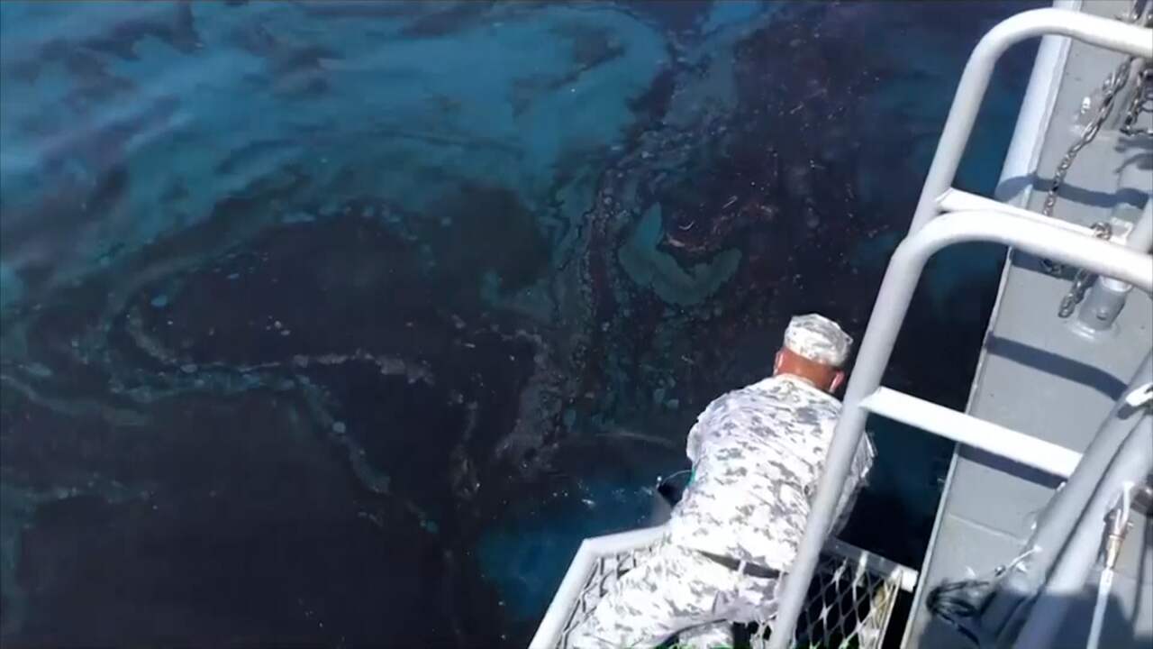 Beeld uit video: Thaise marine verwijdert tienduizenden liters olie uit zee na lek