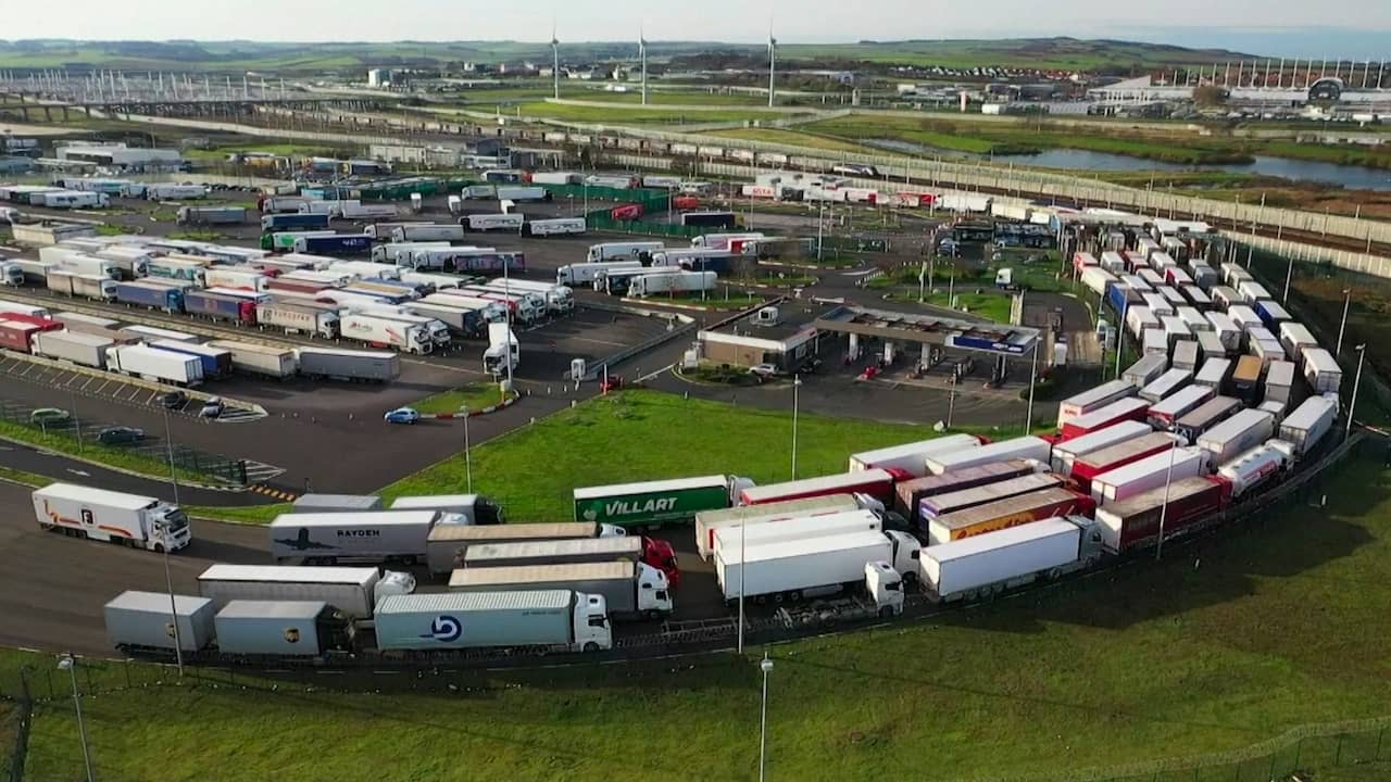 Beeld uit video: Hamsterende Britten zorgen voor enorme rijen vrachtwagens bij Calais