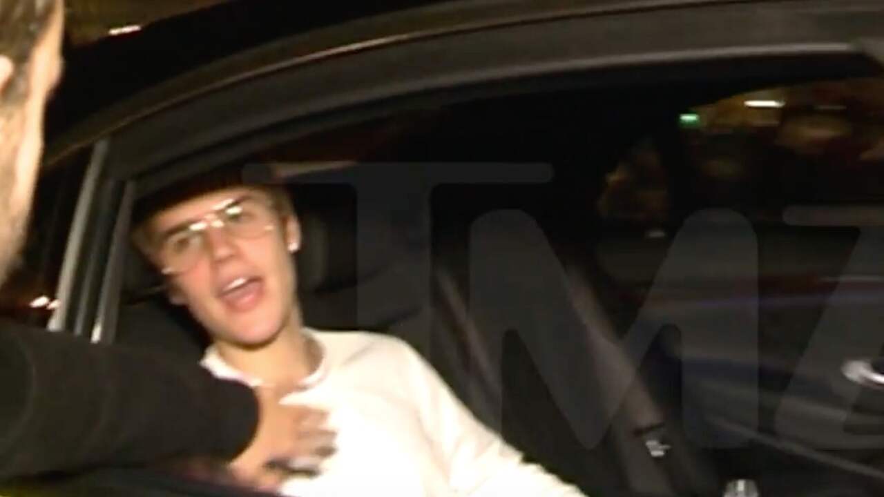 Justin Bieber slaat fan in gezicht