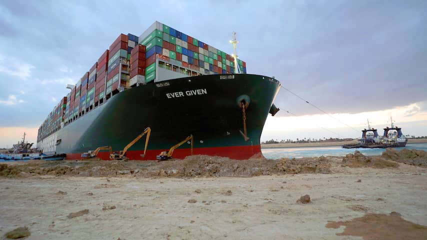 Eigenaar krijgt blokkeerschip Suezkanaal woensdag terug