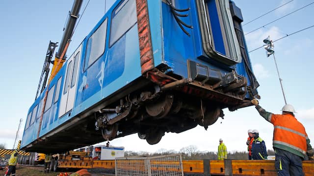Een dode bij treinongeval in Dalfsen, twee gewonden naar het ziekenhuis. Een dode bij treinongeval in Dalfsen, twee gewonden naar het ziekenhuis.