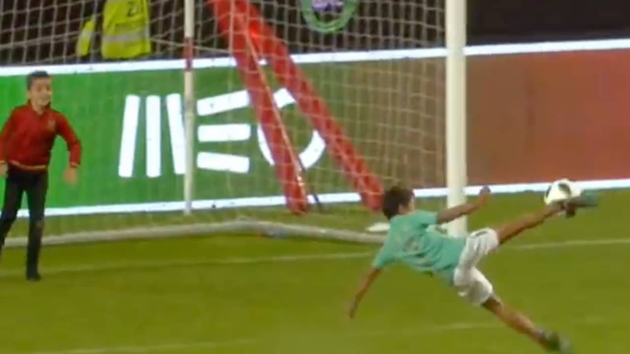 Ronaldo junior (7) scoort met omhaal in vol stadion na interland