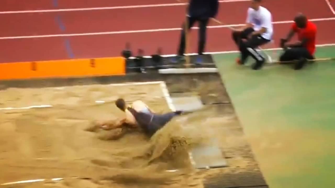 Beeld uit video: Para-atleet springt bij wereldrecord bijna uit zandbak