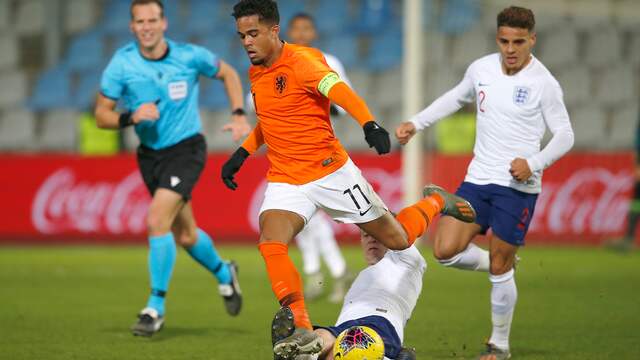 Justin Kluivert troeft een verdediger van Jong Engeland af.