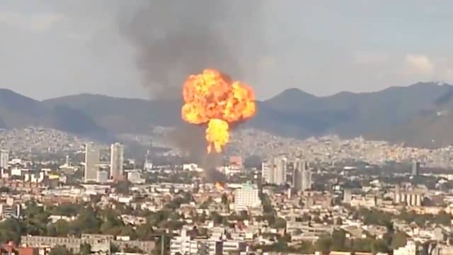 Grote vuurbal bij explosie in alcoholfabriek in Mexico-Stad