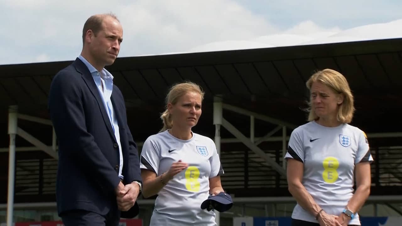 Beeld uit video: Prins William voetbalt mee met Engelse vrouwenploeg