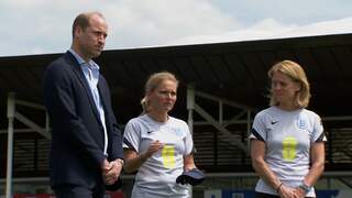 Prins William voetbalt mee met Engelse vrouwenploeg