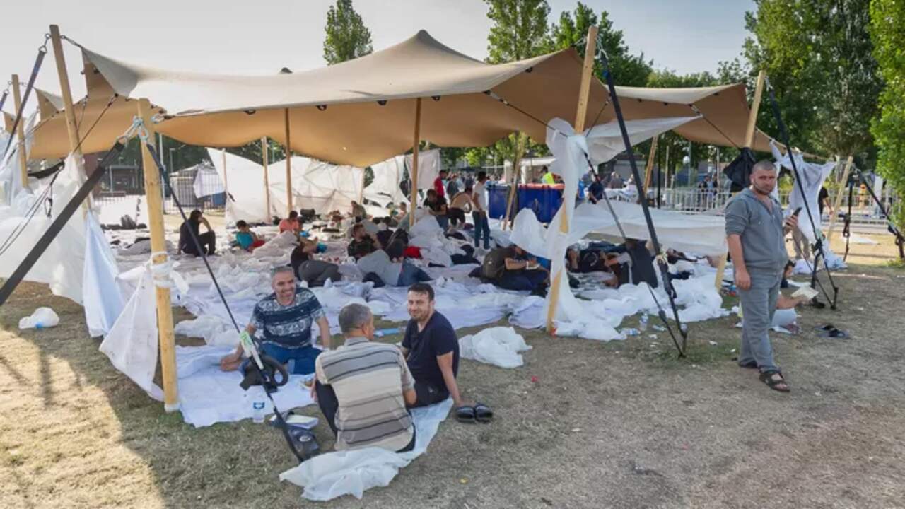 Asielzoekers in een geïmproviseerd kamp bij de ingang van het azc in Ter Apel.