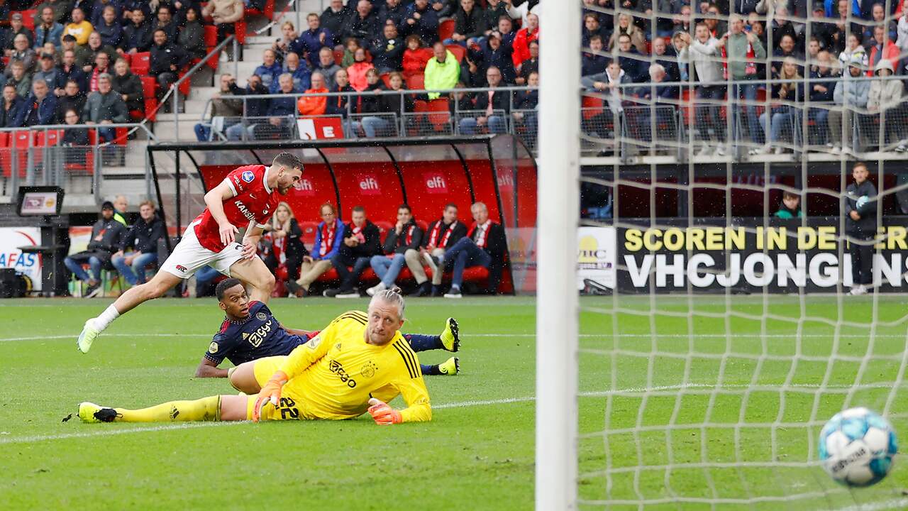 Mees de Wit scoort de 1-1 voor AZ tegen Ajax.