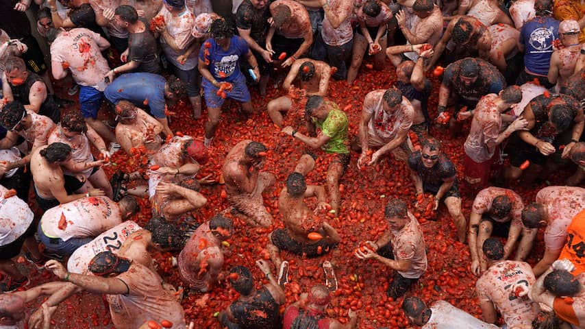 Spaans stadje kleurt rood door jaarlijks tomatengevecht La Tomatina