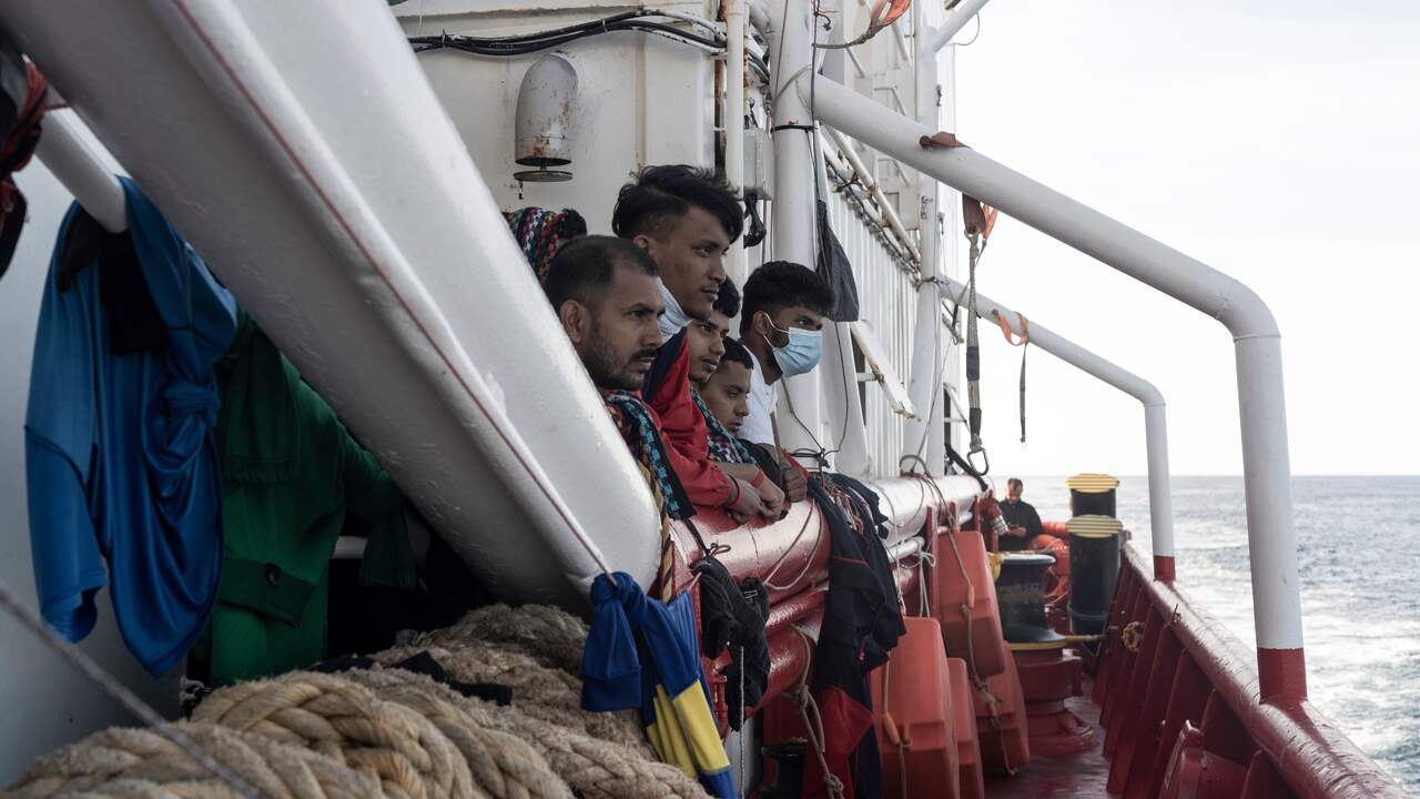 Ship with refugee boat refused by Italy docked in France |  Abroad