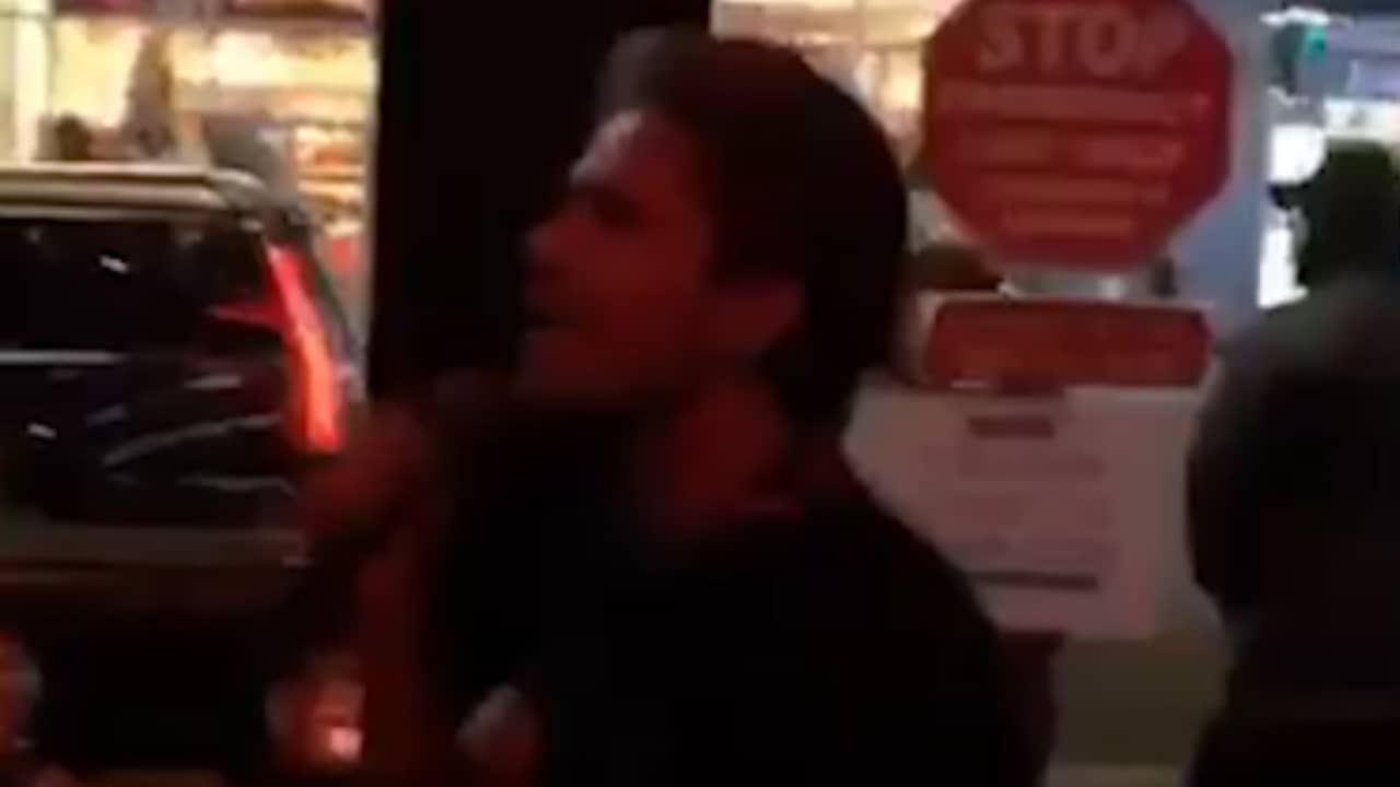 André Hazes zingt 'Jailhouse Rock' in café in New York
