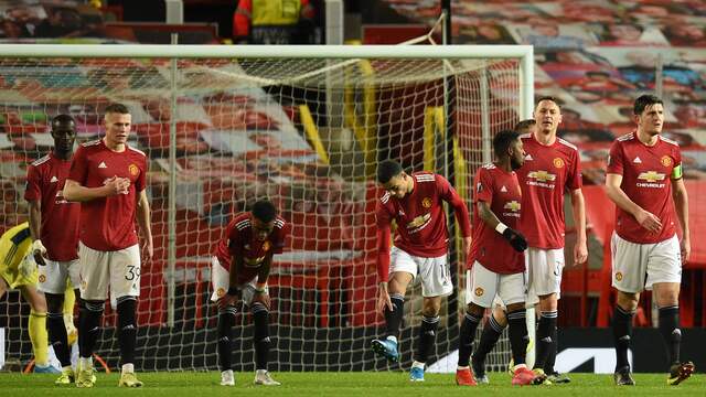 De spelers van Manchester United druipen af na het weggeven van de zege.