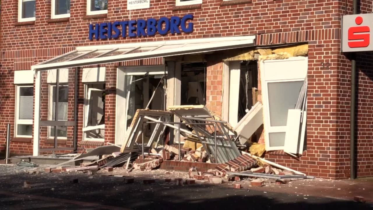 Beeld uit video: Voorgevel Duitse bank in puin na plofkraak, daders mogelijk Nederlands
