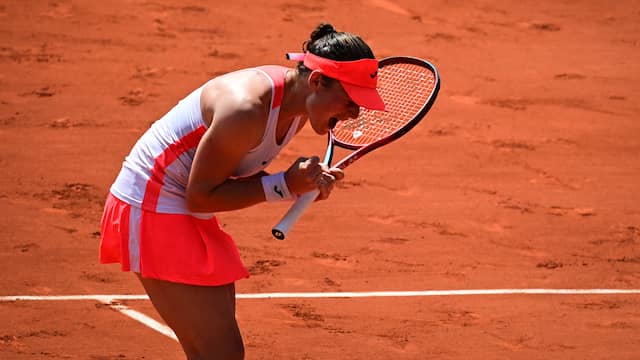 Tamara Zidansek staat voor het eerst in haar loopbaan in de halve finales van Roland Garros.