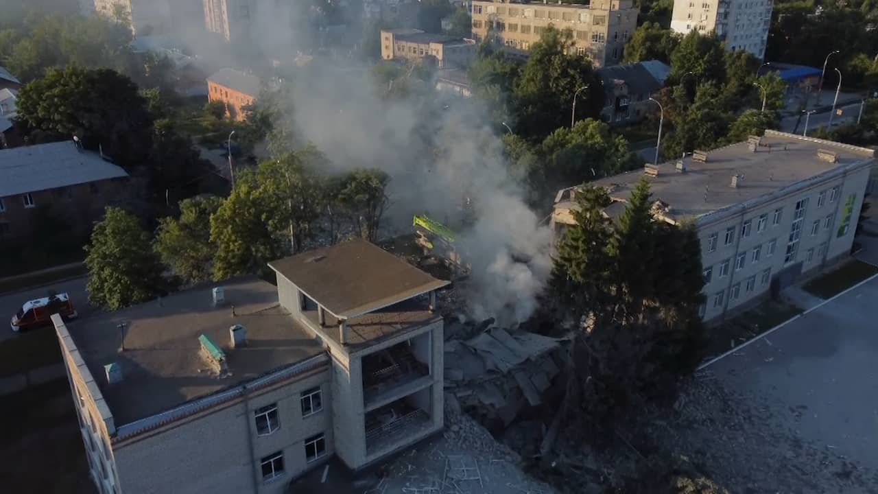 Beeld uit video: School in puin na raketaanval op Kharkiv