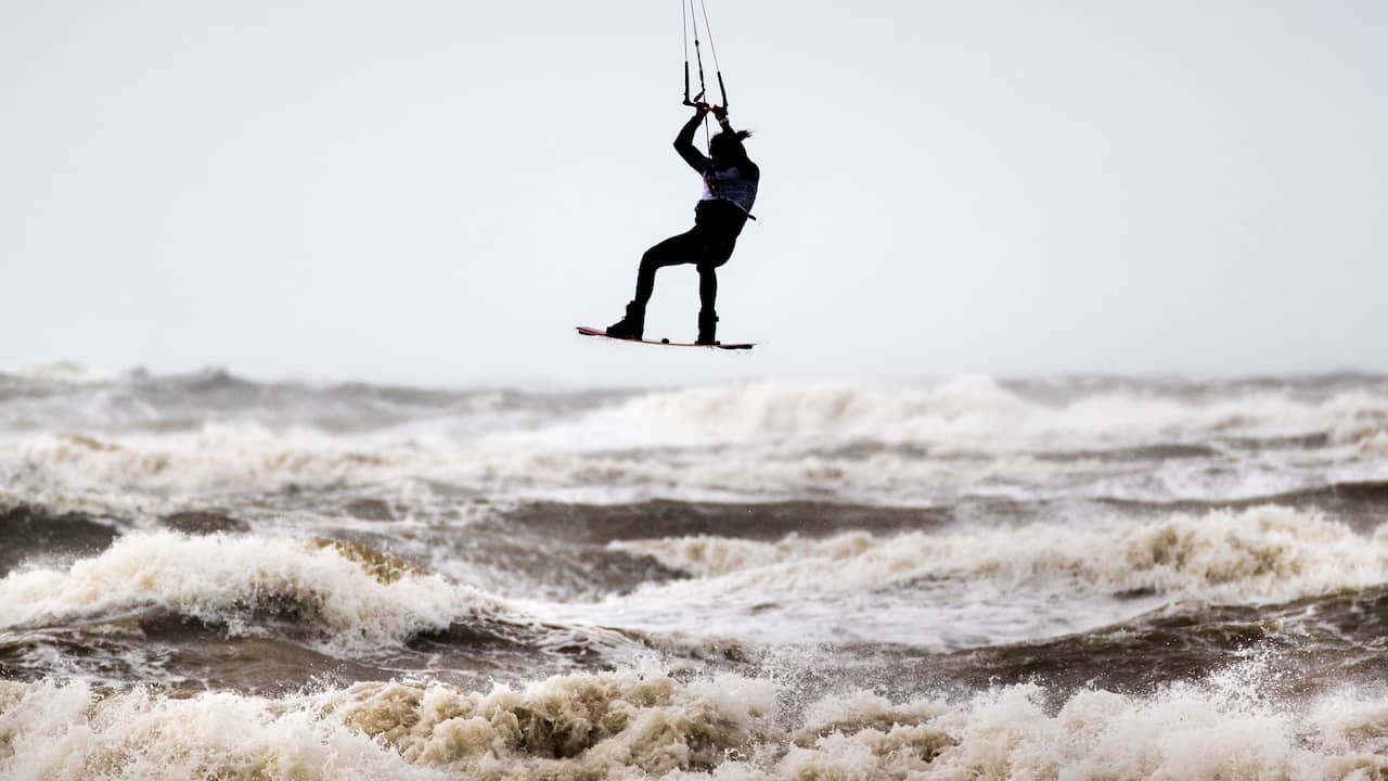 Dutch kitesurfer in South Africa is caught in a gust of wind and dies |  Abroad