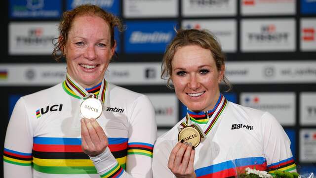 Kirsten Wild (links) en Amy Pieters tonen hun gouden medaille.