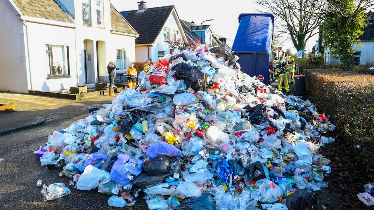 Beeld uit video: Vuilniswagen dumpt afval op straat om brandende batterij