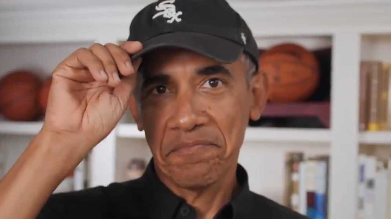 Beeld uit video: Obama, Bush en Clinton nemen petje af voor zwarte honkballers