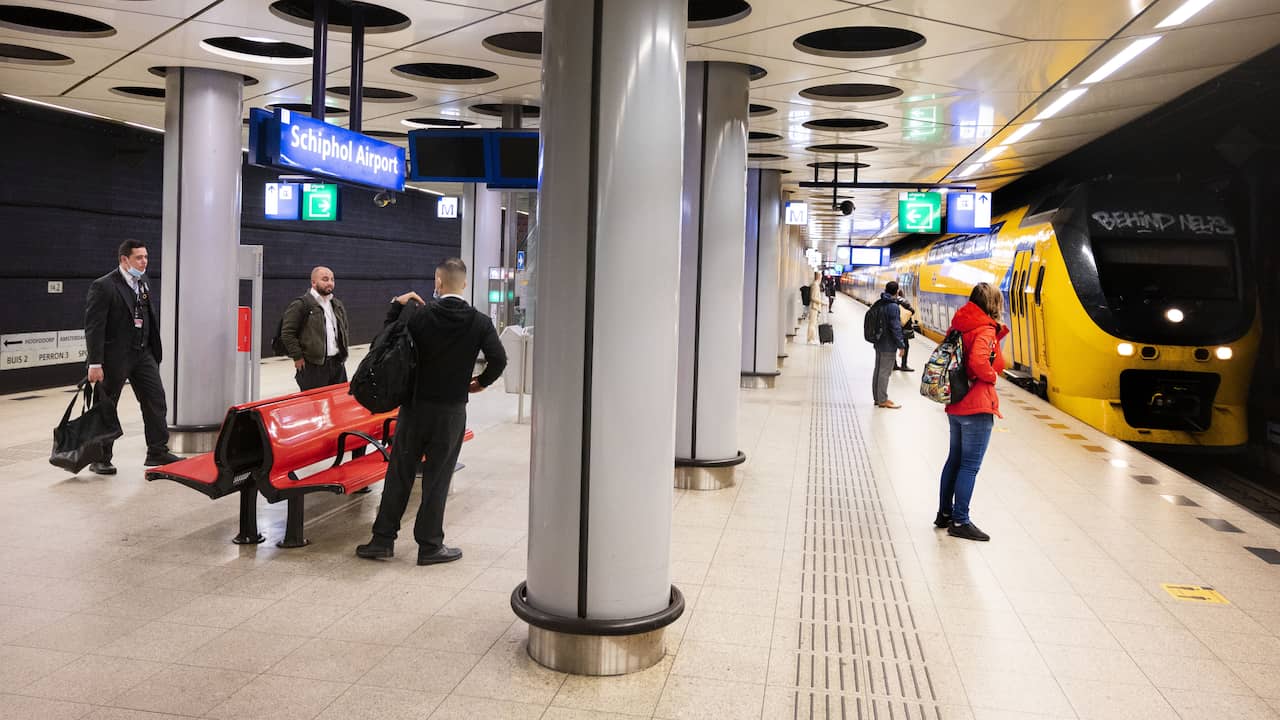 Treinen Rijden Weer Van En Naar Schiphol, Herstel Bovenleiding Duurde ...