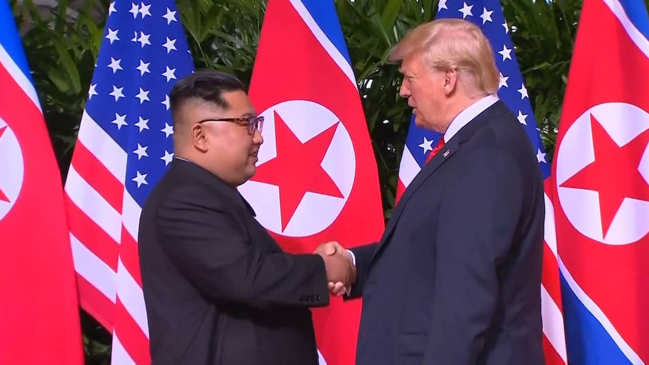 Beeld uit video: Trump en Kim schudden elkaar de hand in Singapore