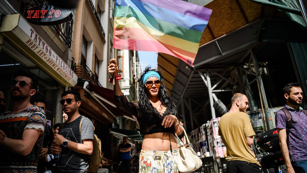 Turkse politie verricht arrestaties bij protesten verboden Gay Pride |  Buitenland | NU.nl