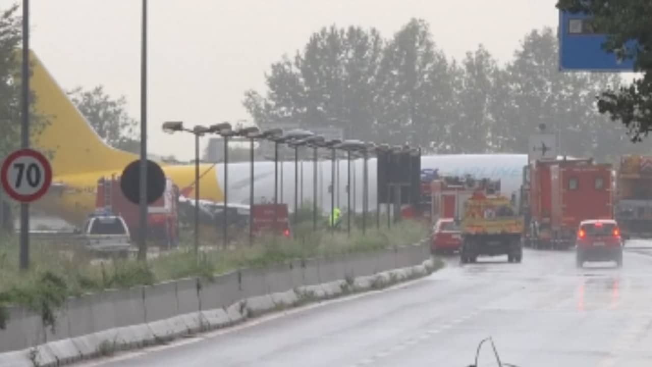 Vrachtvliegtuig schiet van baan en belandt op autoweg in Bergamo