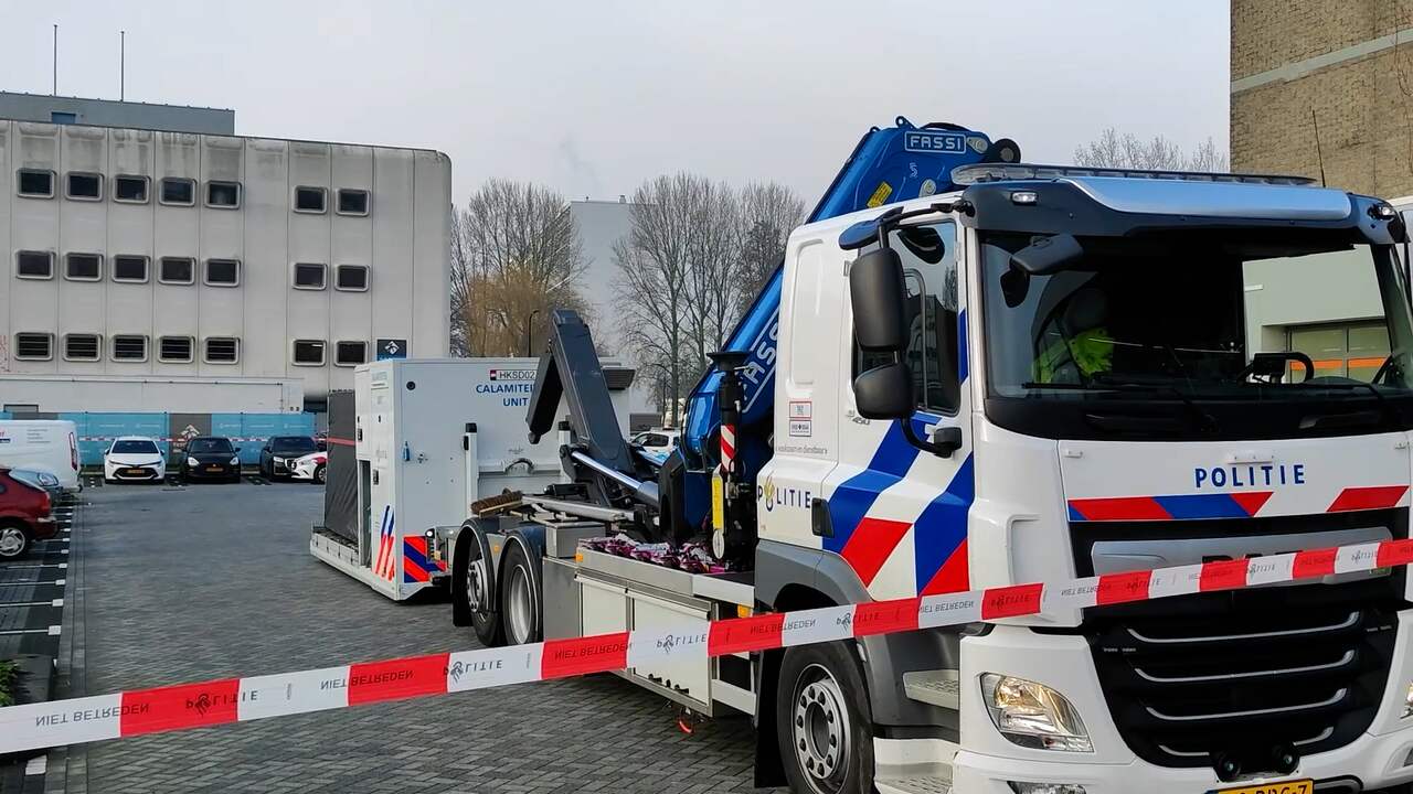 Beeld uit video: Politie plaatst mobiele unit na dodelijke schietpartij in Zwijndrecht