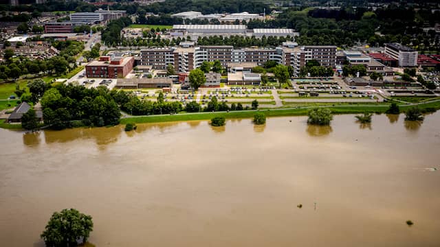 Het ziekenhuis is door de hoge waterstand nog dichter bij de Maas komen te liggen dan het al lag.