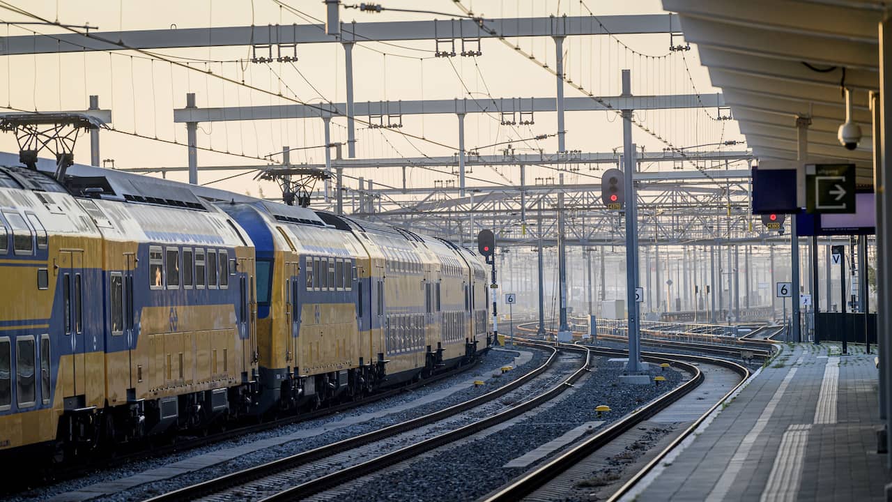 Treinen Tussen Zwolle En Deventer Rijden Na Paar Uur Weer | Binnenland ...