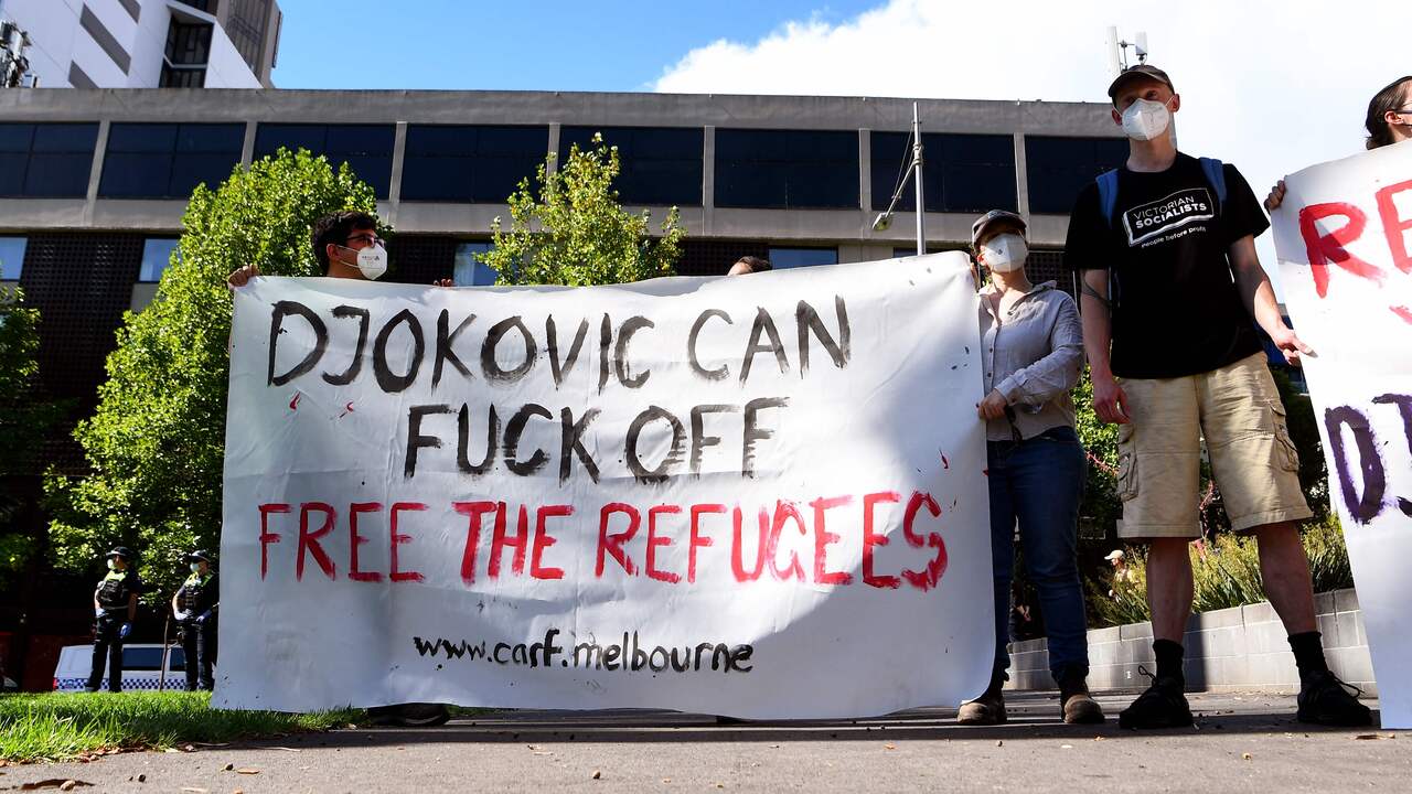 Novak Djokovic kan buiten het quarantainehotel niet alleen maar op steun rekenen.
