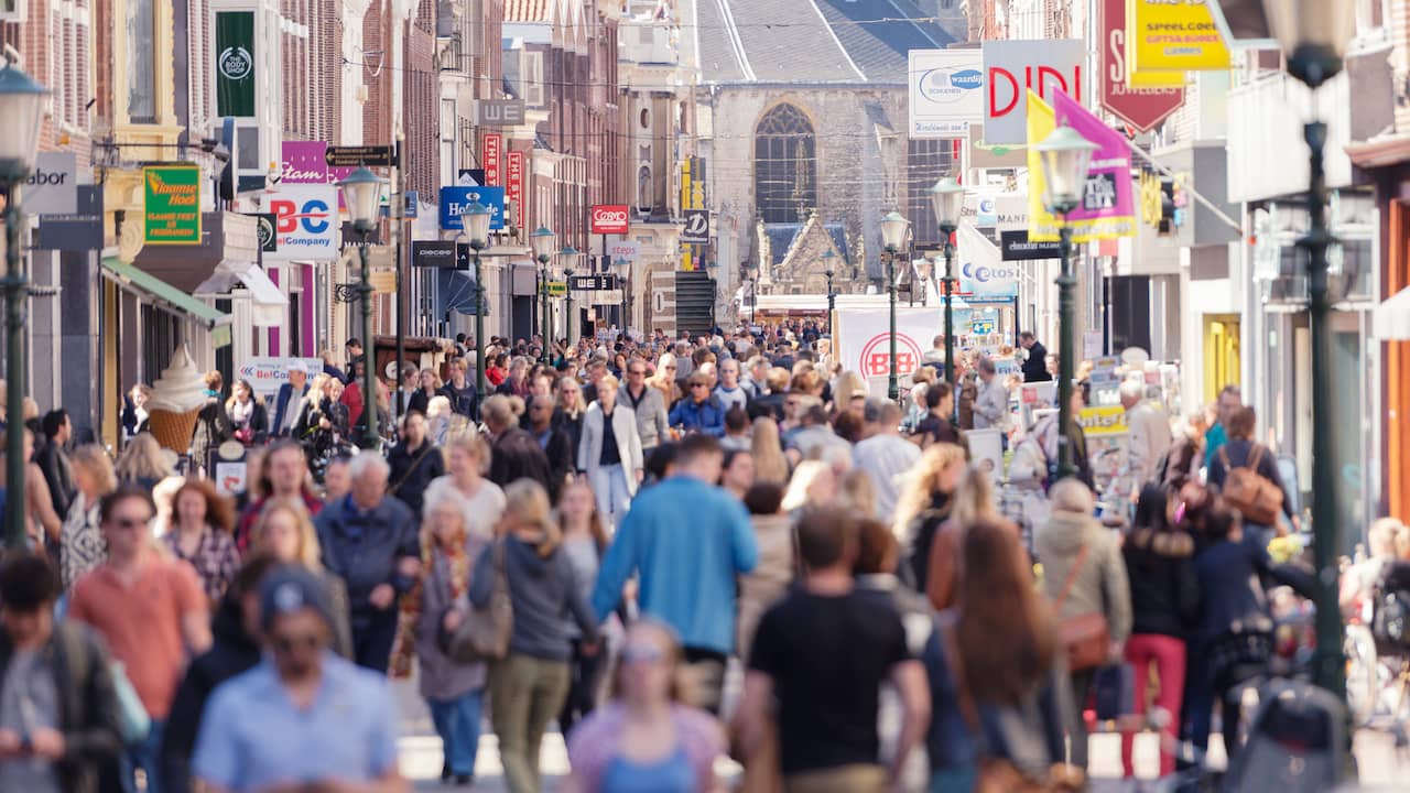 We Kopen Weer Volop Spullen In De Winkelstraat | Economie | NU.nl