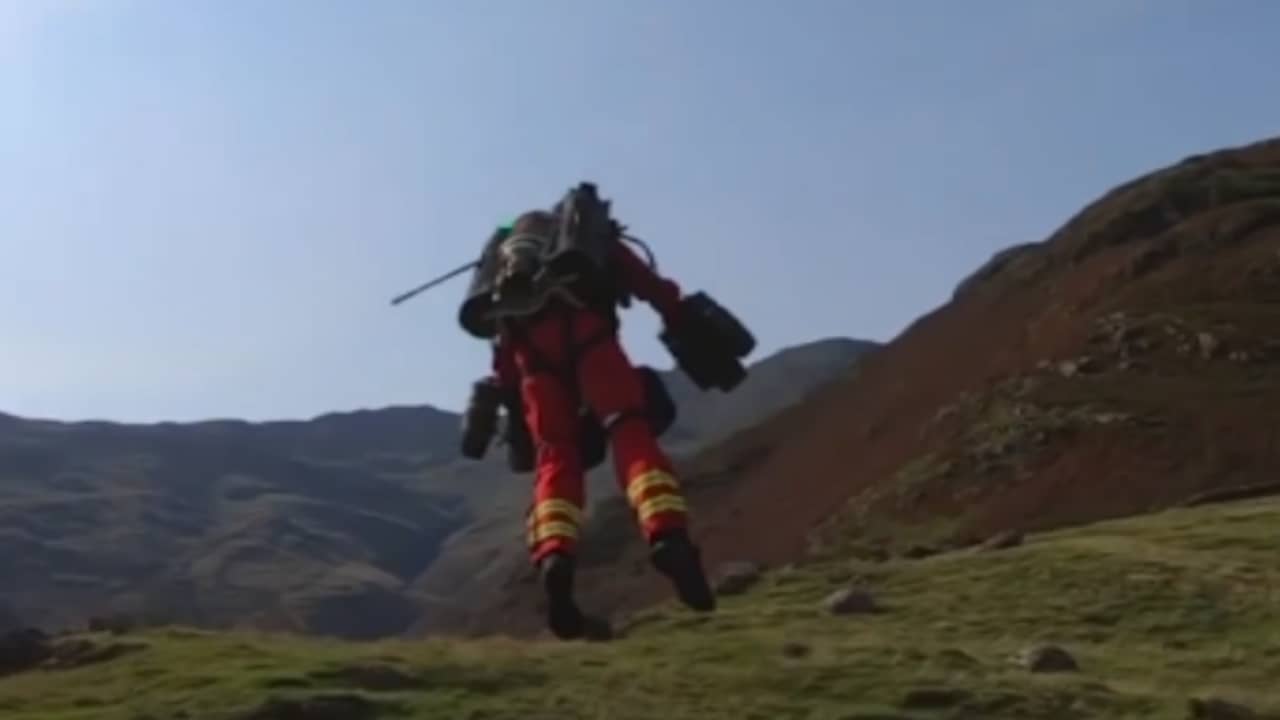 Beeld uit video: Test met jetpack in Engelse bergen moet wandelaars snel redden