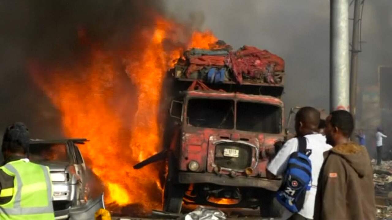 Beeld uit video: Zeker 22 doden bij bomaanslag in Somalische hoofdstad Mogadishu