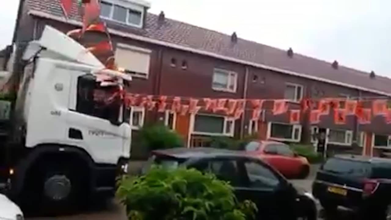 Beeld uit video: Vuilniswagenchauffeur in Enschede rijdt oranje vlaggetjes kapot