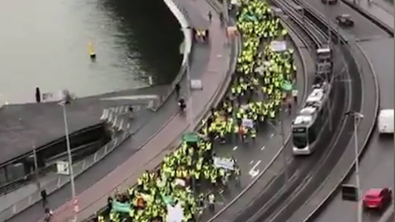 Honderden leraren lopen over Erasmusbrug tijdens protestmars