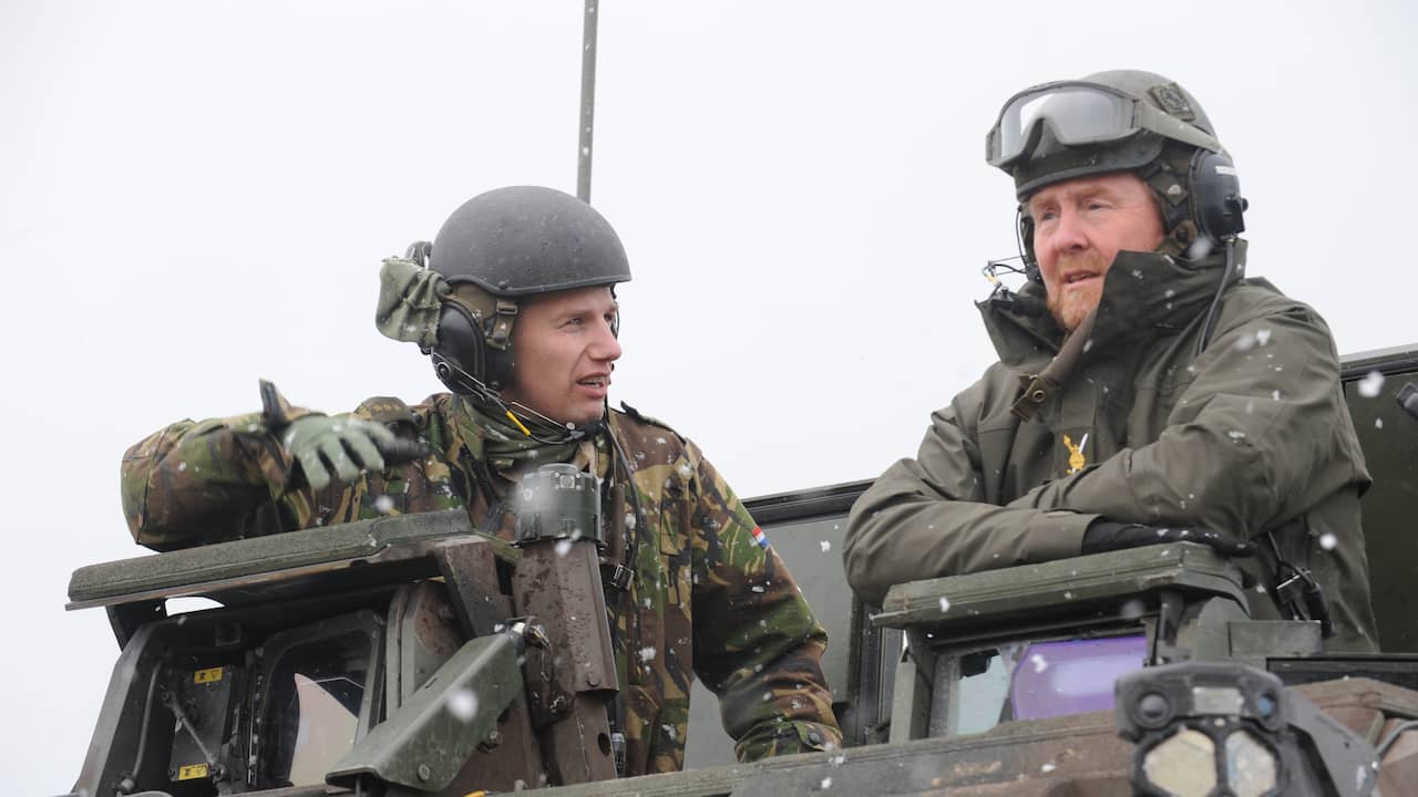 Beeld uit video: Koning bezoekt Nederlandse militairen in Litouwen