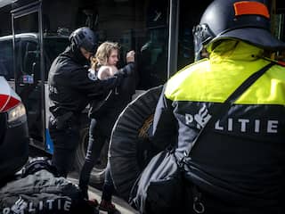 Nog altijd tientallen tegendemonstranten van pro-Israëlactie Amsterdam vast
