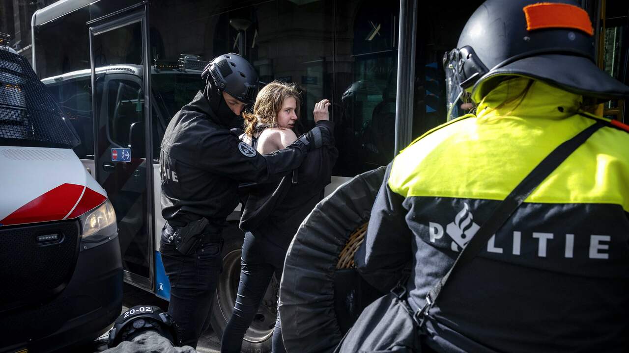 Tientallen Tegendemonstranten Van Pro-Israëlactie Amsterdam Zitten Nog ...