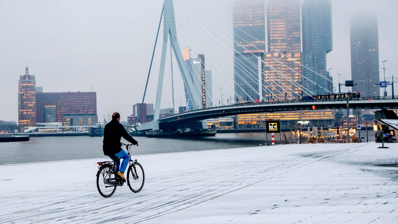 Een winters tafereel nabij de Erasmusbrug in Rotterdam.