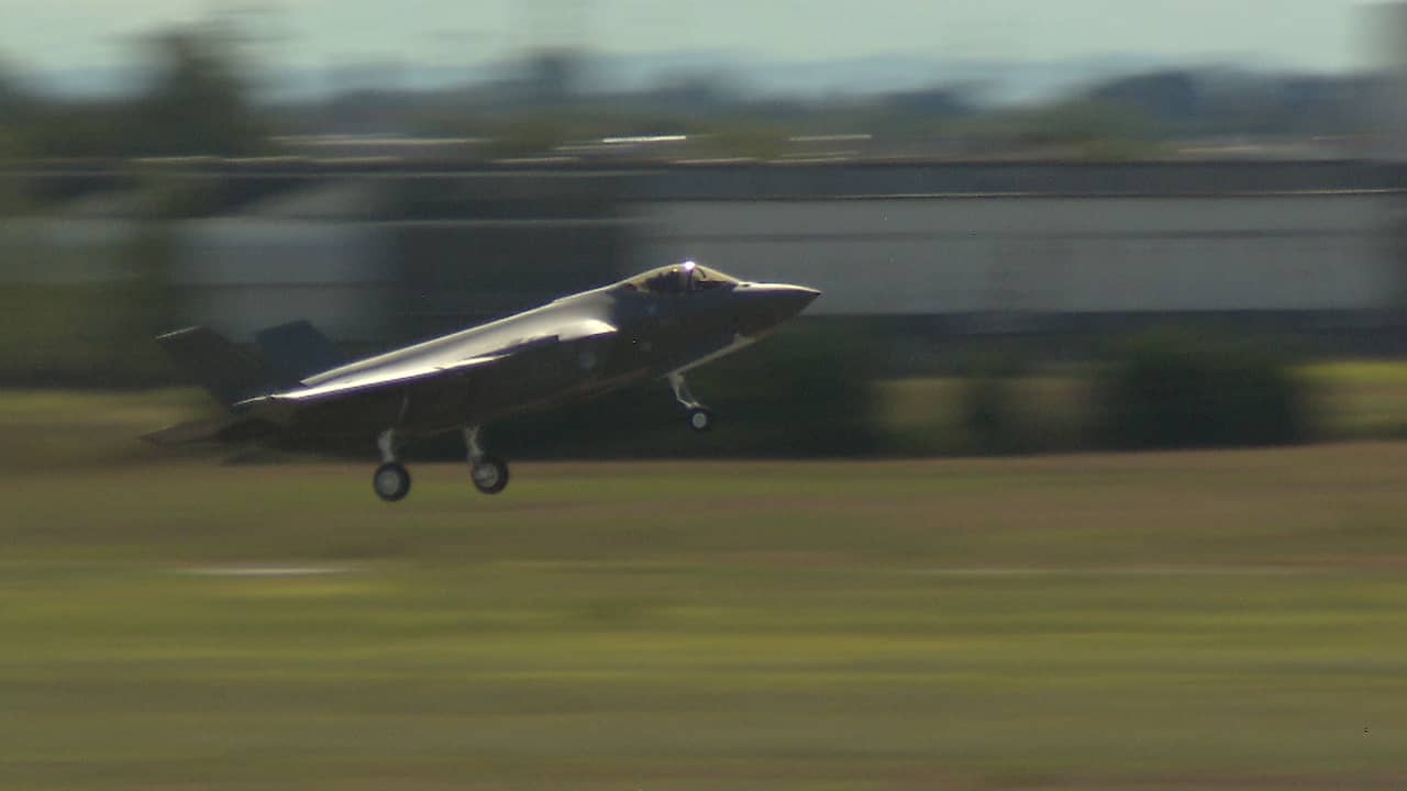 Beeld uit video: Eerste F-35 voor Vliegbasis Leeuwarden maakt vlucht In Italië
